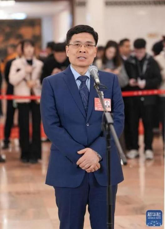 全國人大代表周云杰：要么與AI同進(jìn)化，要么被AI邊緣化